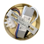 Złota lampa wisząca LED Lagos o mocy 8W i temperaturze barwowej 4000K. Widok z góry, ukazuje metalową podstawę oraz zasilacz z widocznymi przewodami w kolorach brązowym, niebieskim i białym.