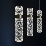 Lagos lampa wisząca LED 24W 4000K w złotym wykończeniu, składająca się z trzech cylindrycznych kloszy z przezroczystego materiału, z geometrycznym wzorem, zawieszona na cienkich linkach. Oświetlenie emituje ciepłe światło.