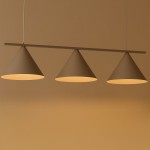 Lampa wisząca Capital w kolorze taupe z trzema stożkowymi kloszami, zawieszona na cienkiej belce. Klosze emitują ciepłe światło, a całość ma nowoczesny, minimalistyczny wygląd, idealny do aranżacji wnętrz.