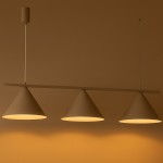 Lampa wisząca Capital 3xGX53 w kolorze taupe, z trzema stożkowymi kloszami zawieszonymi na prostokątnej listwie. Ujęcie frontalne, na jednolitym tle. Metalowa konstrukcja z minimalistycznym designem.