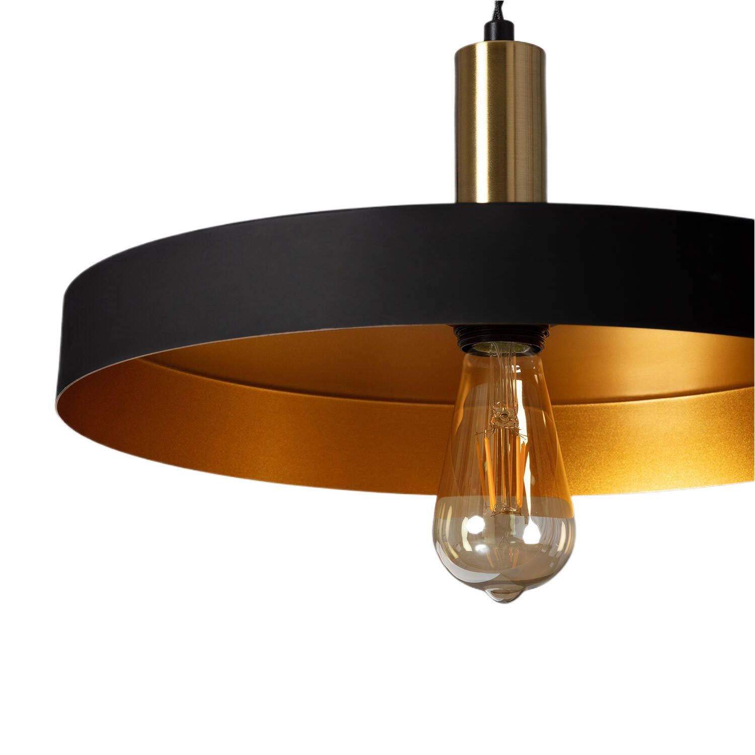 Lampa wisząca Dario z oprawą w kolorze czarnym oraz złotym wnętrzem klosza. Wyposażona w gniazdo E27, z widoczną żarówką w stylu retro. Klosz ma okrągły kształt i jest zawieszony na cienkim przewodzie.