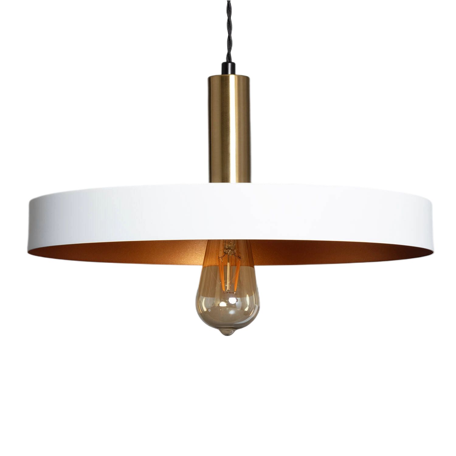 Lampa wisząca Dario z białym kloszem i złotym wnętrzem, zawieszona na czarnym przewodzie. Widoczna żarówka E27, metalowa konstrukcja z wykończeniem w kolorze złotym. Klosz ma okrągły kształt, umiejscowiony w dolnej części.