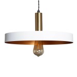 Lampa wisząca Dario z białym kloszem i złotym wnętrzem, zawieszona na czarnym przewodzie. Widoczna żarówka E27, metalowa konstrukcja z wykończeniem w kolorze złotym. Klosz ma okrągły kształt, umiejscowiony w dolnej części.