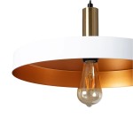 Lampa wisząca Dario z białym, okrągłym kloszem i złotym wnętrzem. E27, widoczna żarówka w kształcie kropli. Metalowy uchwyt w kolorze złotym. Ujęcie z dołu, ukazujące detal i wykończenie.