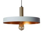 Lampa wisząca Dario z oprawą w kolorze szaro-białym i złotym wnętrzem. Posiada jedno gniazdo E27 z widoczną żarówką, zawieszona na czarnym kablu. Kształt okrągły, z szerokim kloszem.