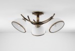 Lampa sufitowa Altea 3-punktowa w kolorze patynowym. Wyposażona w trzy klosze w kształcie półkul, wykonane z białego szkła z metalowym wykończeniem. Ujęcie z góry, ukazujące elegancki design oraz rozłożenie kloszy.