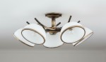 Lampa sufitowa Altea 5-punktowa w kolorze patyny z białymi kloszami. Klosze o okrągłym kształcie z subtelnym złotym wykończeniem, zamontowane na metalowej podstawie. Ujęcie z dołu, ukazujące wszystkie pięć źródeł światła.