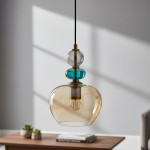 Lampa wisząca Busco w kolorze czarnym i bursztynowym, z szklanym kloszem o zaokrąglonym kształcie, zdobiona elementami w kolorze niebieskim i przezroczystym. Zawieszona na cienkim czarnym przewodzie, idealna do nowoczesnych wnętrz.