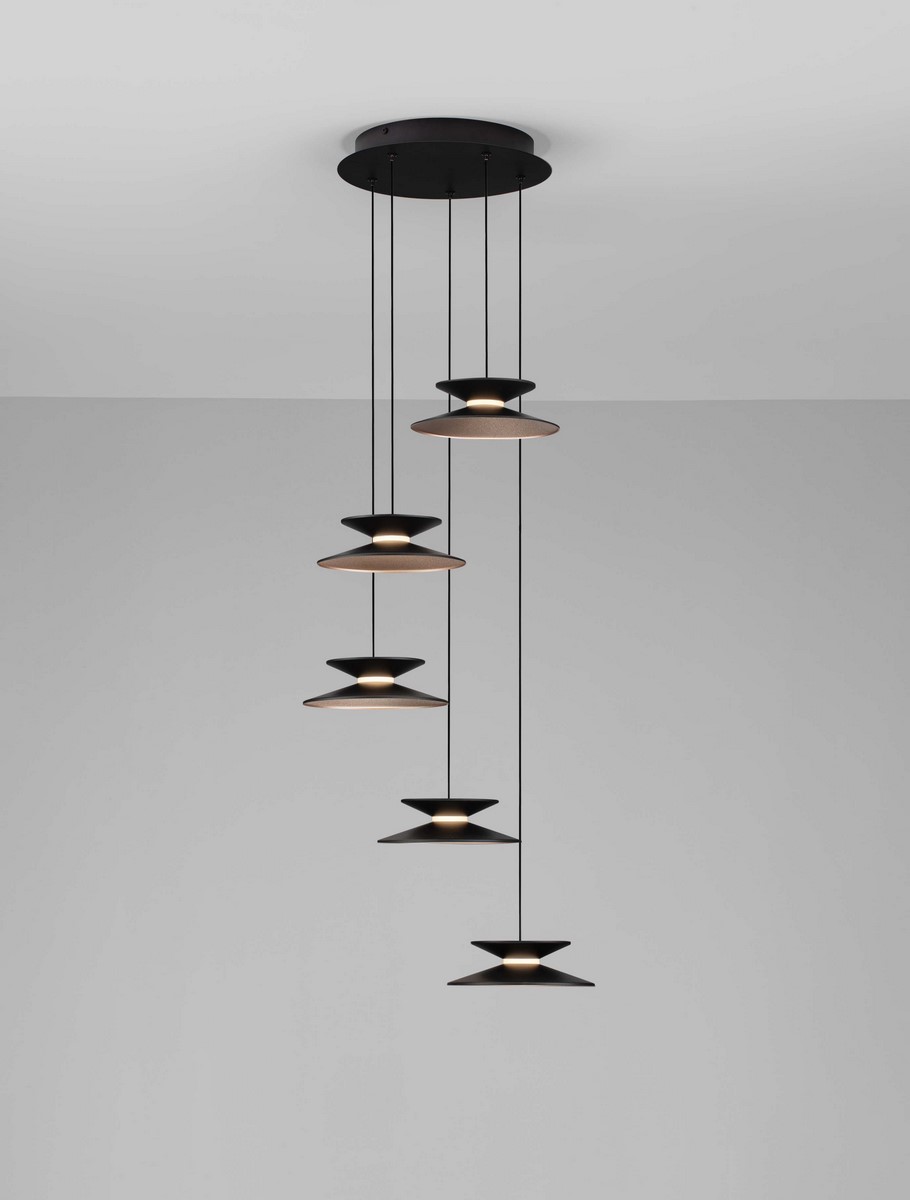 Lampa wisząca Guanay 5xLED 24W w kolorze czarnym i złotym, z pięcioma kloszami w kształcie talerzy, zawieszona na cienkich linkach. Klosze mają matowe wykończenie, a centralny element to okrągła podstawa sufitowa.
