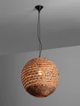 Lampa wisząca Guardia w kształcie kuli, wykonana z plecionego hiacyntu wodnego w odcieniach brązu, zawieszona na czarnym łańcuchu. Wewnątrz miejsce na żarówkę E27, emitująca ciepłe światło, zawieszona z sufitu na jednolitym tle.