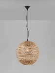 Lampa wisząca Guardia z kloszem w kształcie kuli, wykonana z hiacyntu wodnego w naturalnym kolorze, zawieszona na czarnym, metalowym łańcuchu. Wyposażona w gniazdo E27, idealna do nowoczesnych wnętrz.