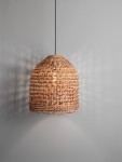 Lampa wisząca Guardia z kloszem z plecionego hiacyntu wodnego, w kolorze naturalnym, z jednym gniazdem E27. Zawieszona na cienkim czarnym przewodzie, tworzy delikatne cienie na ścianie. Idealna do nowoczesnych wnętrz.