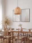 Lampa wisząca Guardia 1xE27 w kolorze czarnym, wykonana z hiacyntu wodnego, w kształcie stożka. Zawieszona na czarnym przewodzie, w otoczeniu drewnianego stołu i minimalistycznych dodatków w jasnym wnętrzu.