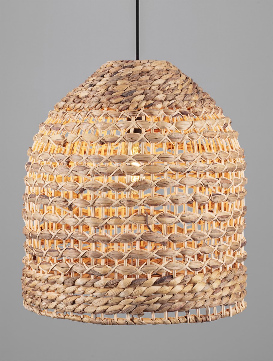 Lampa wisząca Guardia z materiału hiacynt wodny, w kształcie klosza, z przeplataną strukturą w odcieniach naturalnego brązu. Zawieszona na czarnym przewodzie, idealna do oświetlenia wnętrz.