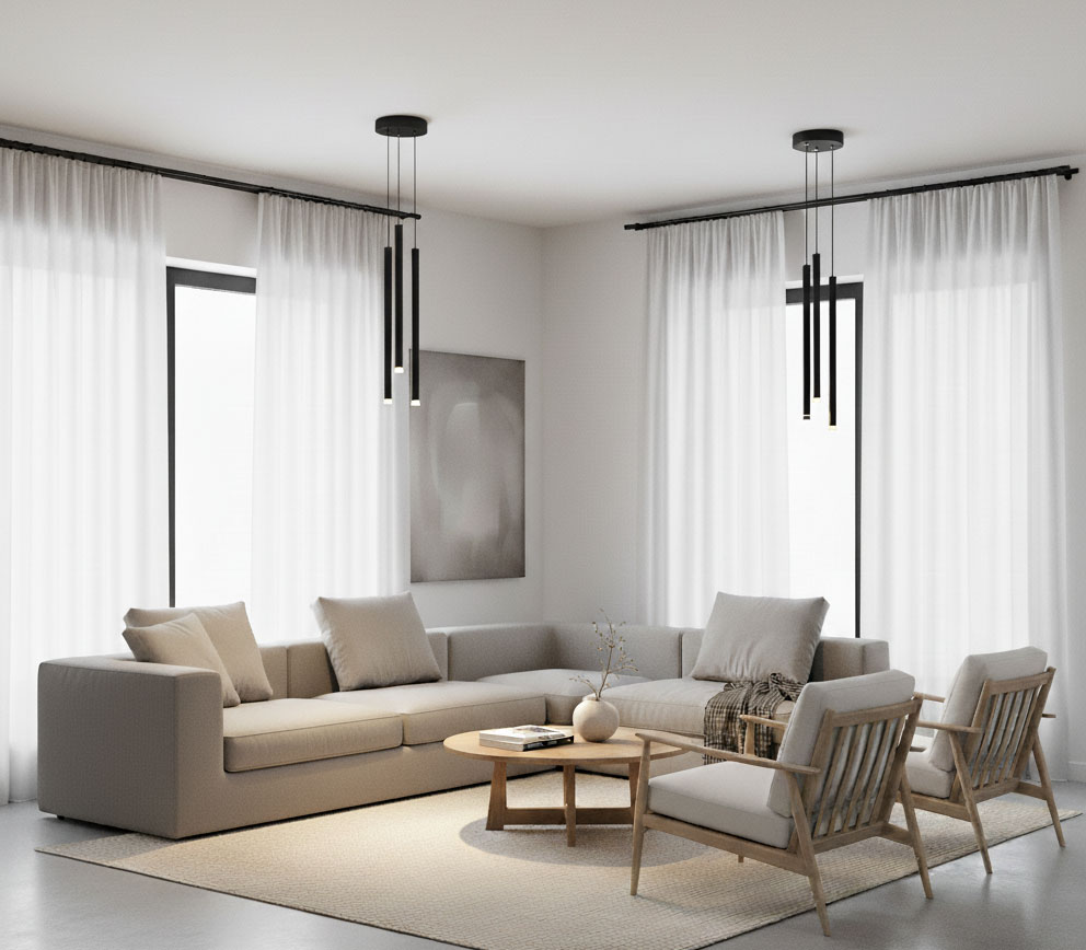 Czarna lampa wisząca Piero z trzema punktami świetlnymi G9, zawieszona w nowoczesnym salonie. Widoczna w przestrzeni z jasnymi firanami, na tle minimalistycznych mebli, w tym szarej sofy i drewnianego stolika.