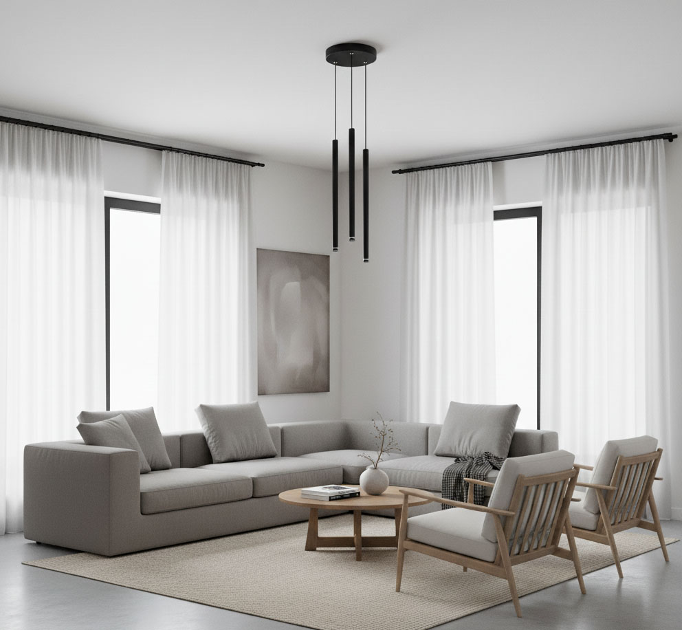 Okrągła lampa wisząca Piero w kolorze czarnym, z trzema źródłami światła G9, zawieszona nad strefą wypoczynkową. Lampa ma minimalistyczny design i jest umieszczona w jasnym wnętrzu z szaro-beżową sofą i drewnianymi fotelami.