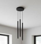 Okrągła lampa wisząca Piero w kolorze czarnym, z trzema zwisającymi rurkami o cylindrycznym kształcie. Lampa zawieszona na cienkich linkach, zamontowana do sufitu. Prosty, nowoczesny design pasujący do różnych wnętrz.