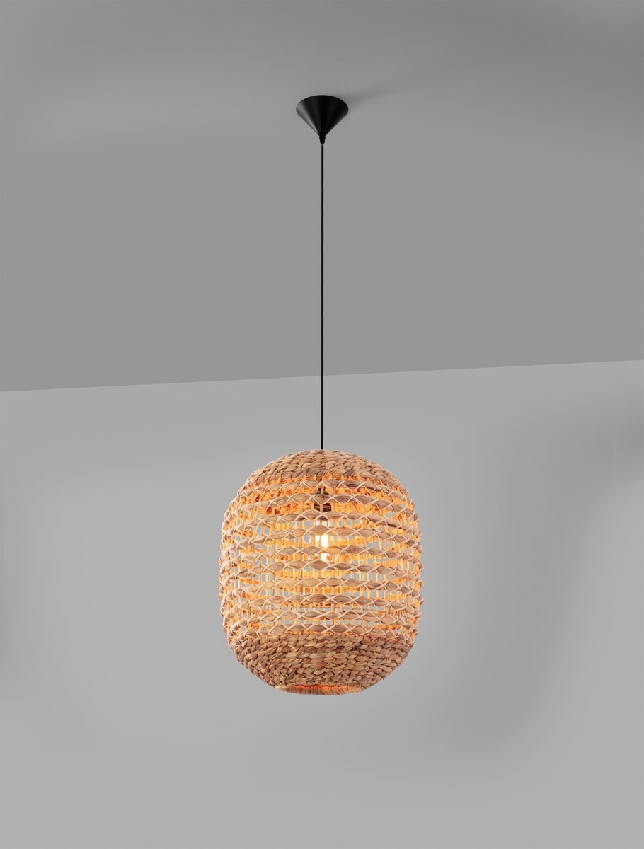 Lampa wisząca Guardia 1xE27 w kolorze czarnym z materiału hiacynt wodny, o okrągłym kształcie i teksturowanej powierzchni. Zawieszona na czarnym przewodzie, z metalowym mocowaniem sufitowym. Idealna do nowoczesnych wnętrz.