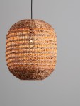 Lampa wisząca Guardia w kształcie owalu, wykonana z hiacyntu wodnego, w kolorze naturalnym. Zawieszona na czarnym kablu, z widoczną żarówką E27 wewnątrz. Świetnie nadaje się do nowoczesnych wnętrz, tworzy przytulną atmosferę.