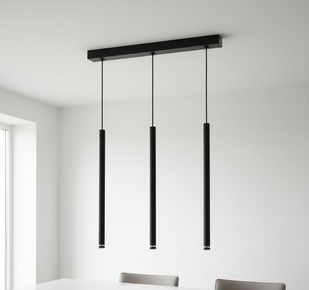 Lampa wisząca Piero w kolorze czarnym, składająca się z trzech cylindrycznych źródeł światła zawieszonych na cienkich linkach. Montowana na prostokątnej podsufitce, idealna do nowoczesnych wnętrz.