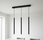 Lampa wisząca Piero w kolorze czarnym, składająca się z trzech cylindrycznych źródeł światła zawieszonych na cienkich linkach. Montowana na prostokątnej podsufitce, idealna do nowoczesnych wnętrz.