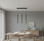 Lampa wisząca Piero w kolorze czarnym, z trzema cylindrycznymi kloszami, zawieszona na cienkich linkach, umieszczona nad drewnianym stołem w nowoczesnej jadalni, z szarym tłem i minimalistycznymi dekoracjami.