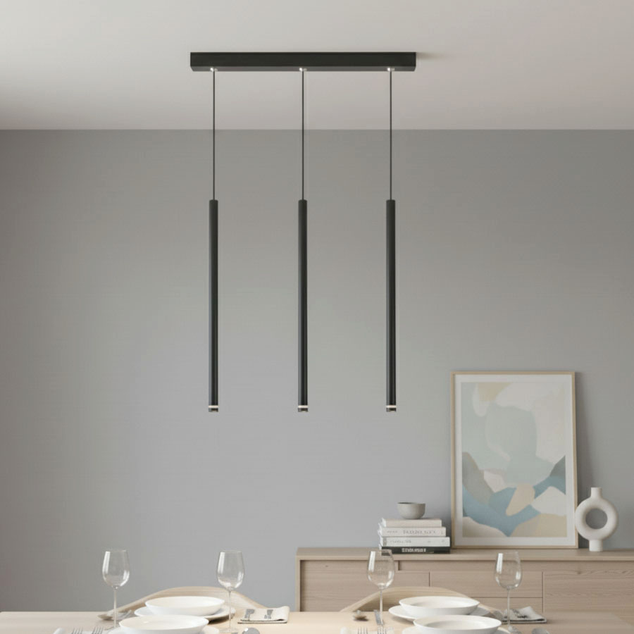 Lampa wisząca Piero w kolorze czarnym z trzema cienkimi, prostokątnymi kloszami zawieszonymi na długich linkach. Ujęcie frontalne, lampa montowana do sufitu, w tle stół z zastawą stołową i dekoracjami.