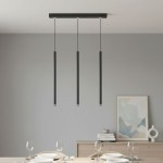 Lampa wisząca Piero w kolorze czarnym z trzema cienkimi, prostokątnymi kloszami zawieszonymi na długich linkach. Ujęcie frontalne, lampa montowana do sufitu, w tle stół z zastawą stołową i dekoracjami.