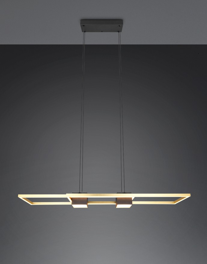 Lampa wisząca Albany LED/37W w kolorze czarnym i złotym, o prostokątnym kształcie, zawieszona na cienkich linkach. W zestawie pilot do zdalnego sterowania. Tło w odcieniach szarości.