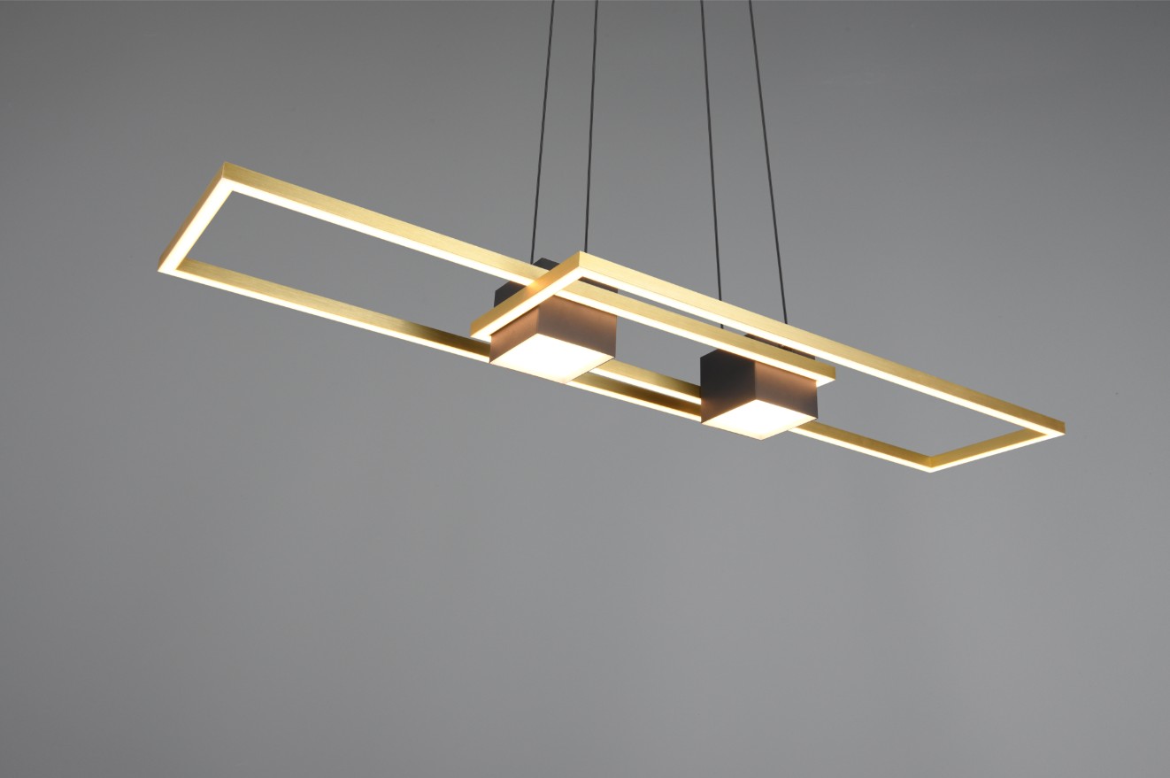 Lampa wisząca Albany z pilotem, LED 37W, o czarnej i złotej kolorystyce. Posiada prostokątne ramy i dwa kwadratowe źródła światła, zawieszona na czarnych linkach. Produkt wisi pod kątem, na jednolitym tle.