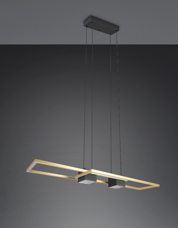 Lampa wisząca Albany LED o mocy 37W w kolorze czarnym i złotym. Posiada prostokątny kształt z metalowym wykończeniem, zawieszona na cienkich linkach. Widoczny pilot do zdalnego sterowania. Tło w odcieniach szarości.