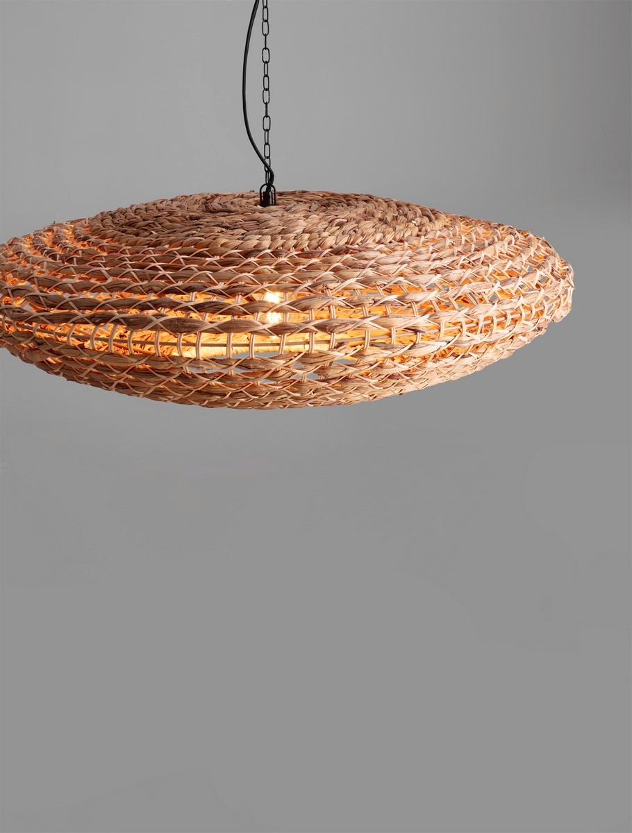 Lampa wisząca Guardia w kształcie dysku, wykonana z plecionego hiacyntu wodnego w odcieniach naturalnych, zawieszona na czarnym łańcuchu. Oświetlenie E27, z widocznym źródłem światła wewnątrz. Tło szare, minimalistyczne.