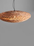 Lampa wisząca Guardia w kształcie dysku, wykonana z plecionego hiacyntu wodnego w odcieniach naturalnych, zawieszona na czarnym łańcuchu. Oświetlenie E27, z widocznym źródłem światła wewnątrz. Tło szare, minimalistyczne.