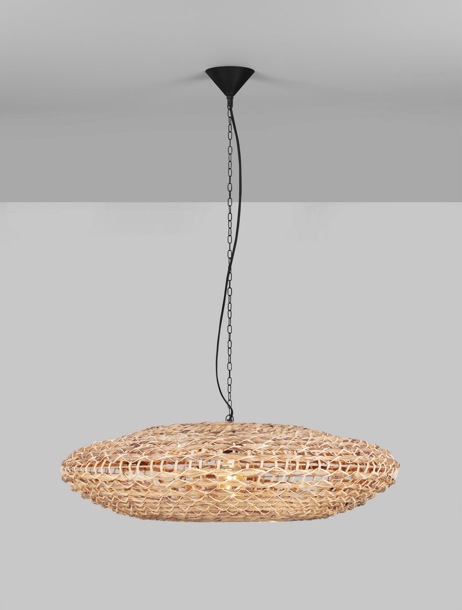 Lampa wisząca Guardia z czarnym stelażem, z kloszem wykonanym z plecionki hiacyntu wodnego. Owalny kształt, zawieszona na czarnym łańcuchu, idealna do nowoczesnych wnętrz.