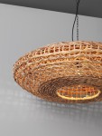 Lampa wisząca Guardia z materiału w kolorze jasnobrązowym, okrągła, z widoczną żarówką E27 w środku. Zawieszona na czarnym łańcuszku, prezentuje plecioną strukturę, tworzącą dekoracyjny wzór. Tło białe, co podkreśla detal.