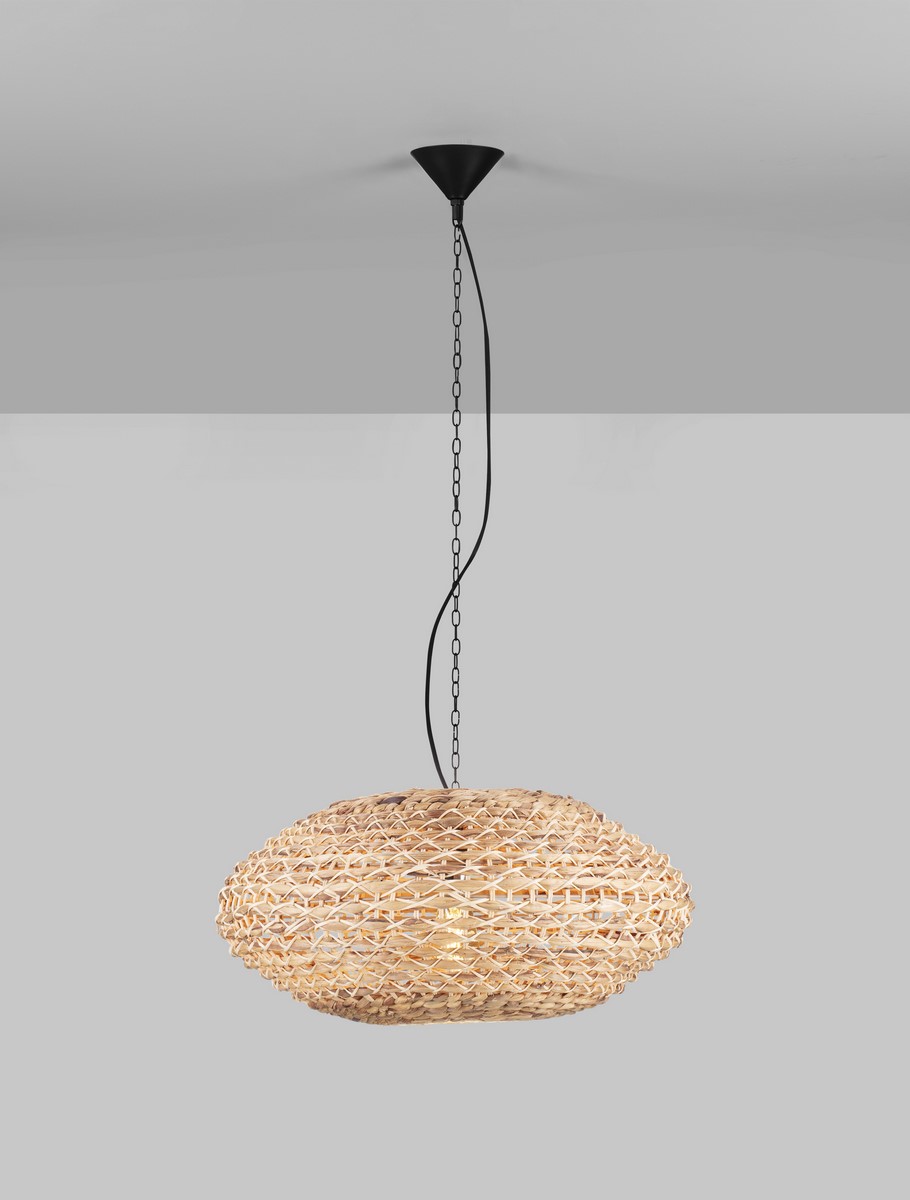 Lampa wisząca Guardia z czarnym mocowaniem, wykonana z naturalnego hiacyntu wodnego. Okrągły klosz w jasnym kolorze o teksturowanej powierzchni, zawieszony na cienkim łańcuszku, idealna do nowoczesnych wnętrz.