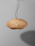 Lampa wisząca Guardia z jednym gniazdem E27, wykonana z plecionki w kolorze hiacyntu wodnego. Kształt okrągły, z widocznym źródłem światła wewnątrz. Zawieszona na cienkim czarnym łańcuchu, na szarym tle.