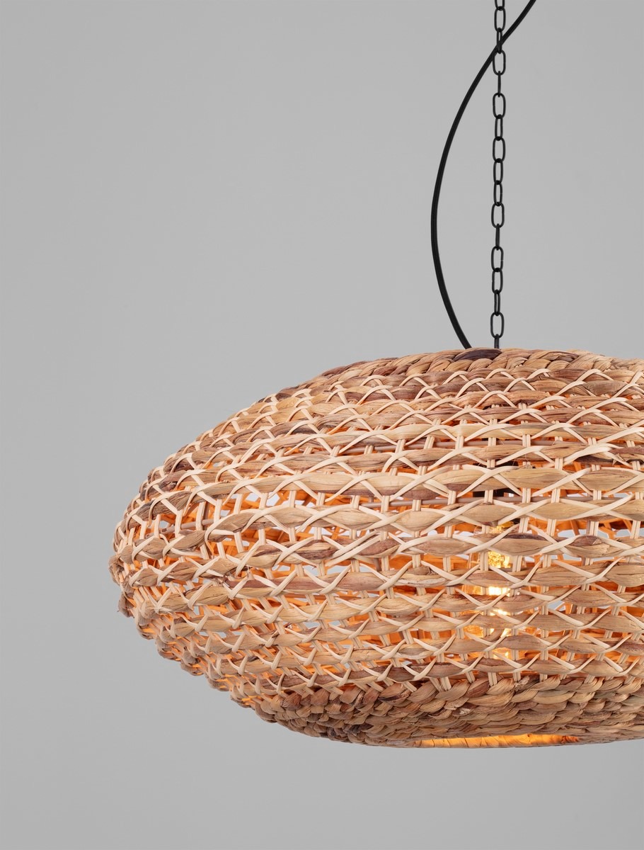 Lampa wisząca Guardia z czarnym kablem, wykonana z plecionego hiacyntu wodnego w naturalnym kolorze. Owalny klosz z widocznymi detalami plecionki, zawieszony na łańcuszku, idealny do nowoczesnych wnętrz.