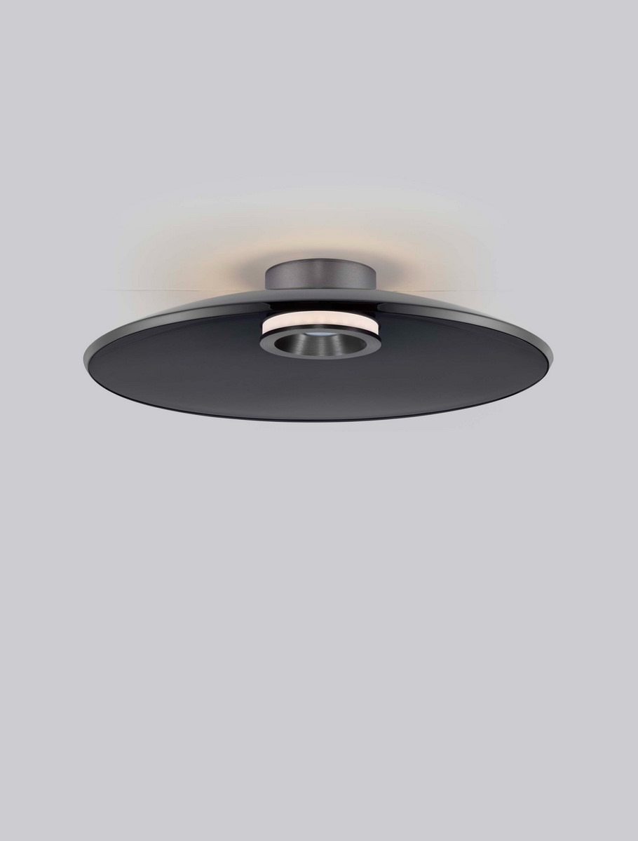 Lampa sufitowa Huanuco 1xLED 33W w kolorze niklu z aluminium, okrągła, z płaskim kloszem. Widok z dołu, zamontowana na suficie, z centralnym źródłem światła otoczonym białym pierścieniem. Tło w odcieniu szaro-beżowym.