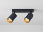 Czarna lampa sufitowa Eris z dwoma punktami świetlnymi, z metalowymi kloszami w formie cylindrów z wewnętrzną złotą powłoką. Zamontowana na prostokątnej podstawie, widok z dołu. Idealna do nowoczesnych wnętrz.