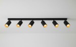 Czarna lampa sufitowa Eris z sześcioma punktami świetlnymi, umieszczona na prostokątnej, metalowej listwie. Każdy reflektor ma złote wnętrze, skierowane w różnych kierunkach, co podkreśla nowoczesny design. Ujęcie frontalne.