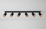 Lampa sufitowa Eris w kolorze czarnym z sześcioma punktami świetlnymi. Każdy reflektor ma złote wnętrze, zamontowane na prostokątnej, czarnej listwie. Ujęcie z góry, ukazujące całość konstrukcji na jasnym tle.