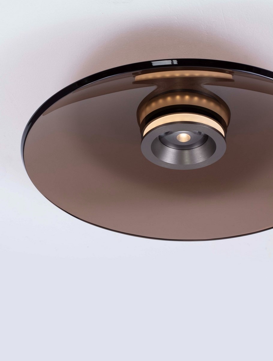 Lampa sufitowa Huanuco 1xLED 33W w kolorze niklu i aluminium, z brązowym, okrągłym kloszem. Ujęcie z dołu, zbliżenie na centralną część lampy, widoczne okrągłe mocowanie oraz delikatne oświetlenie LED.