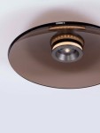 Lampa sufitowa Huanuco 1xLED 33W w kolorze niklu i aluminium, z brązowym, okrągłym kloszem. Ujęcie z dołu, zbliżenie na centralną część lampy, widoczne okrągłe mocowanie oraz delikatne oświetlenie LED.