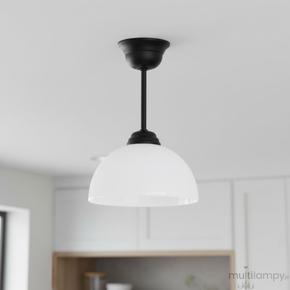 Lampa wisząca Frella z czarnym metalowym mocowaniem i białym, szklanym kloszem w kształcie półkuli. Zawieszona na cienkiej lince, idealna do nowoczesnych wnętrz. Ujęcie z dołu, na jednolitym tle.