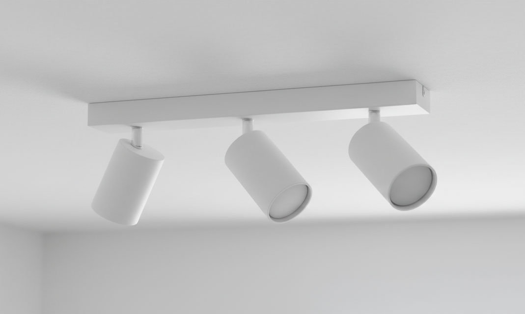 Trzypunktowa lampa sufitowa Bardo w kolorze białym i chromowanym, z cylindrycznymi kloszami skierowanymi w różne strony, zamontowana na prostokątnej podstawie. Produkt widoczny z dołu, na jednolitym tle.
