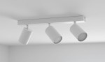 Trzypunktowa lampa sufitowa Bardo w kolorze białym i chromowanym, z cylindrycznymi kloszami skierowanymi w różne strony, zamontowana na prostokątnej podstawie. Produkt widoczny z dołu, na jednolitym tle.