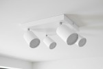 Bardo lampa sufitowa (spot) 4-punktowa w białym kolorze z chromowanymi detalami. Cztery cylindryczne klosze, zamontowane na prostokątnej, białej podstawie, skierowane w różne strony, idealna do oświetlenia wnętrz.