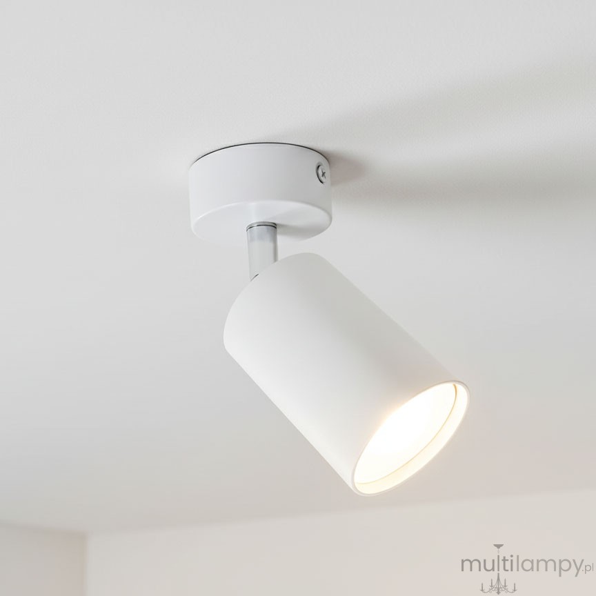 Lampa sufitowa Bardo w kolorze białym z chromowanym uchwytem, w kształcie cylindrycznym. Ujęcie z dołu, z widocznym źródłem światła skierowanym w dół. Montowana na suficie, z prostym, minimalistycznym designem.