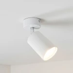 Lampa sufitowa Bardo w kolorze białym z chromowanym uchwytem, w kształcie cylindrycznym. Ujęcie z dołu, z widocznym źródłem światła skierowanym w dół. Montowana na suficie, z prostym, minimalistycznym designem.